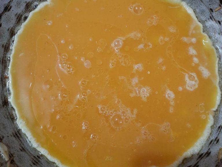 Add the beaten 4 eggs to the oil pan. Scramble it