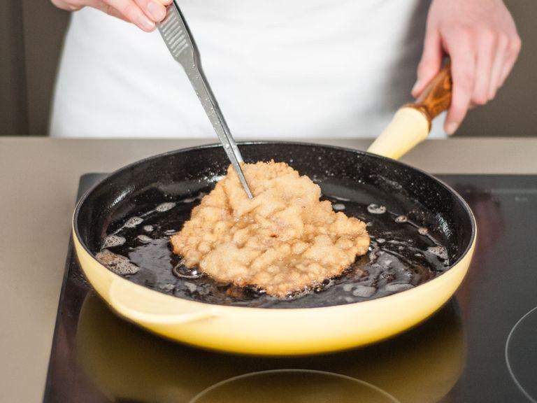 Die Schnitzel bei mittlerer Hitze braten bis sie goldgelb und knusprig sind. Nach Geschmackmit Salz würzen. Mit Zitrone servieren und einem selbstgemachten Kartoffelsalat genießen!