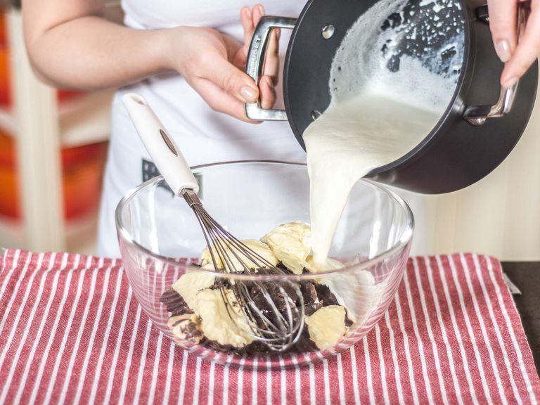 Einen Teil der Sahne aufkochen und zur gehackten Kuvertüre sowie Butter geben. 1 – 2 Min. ziehen lassen. Die Masse anschließend mit einem Schneebesen glatt rühren.