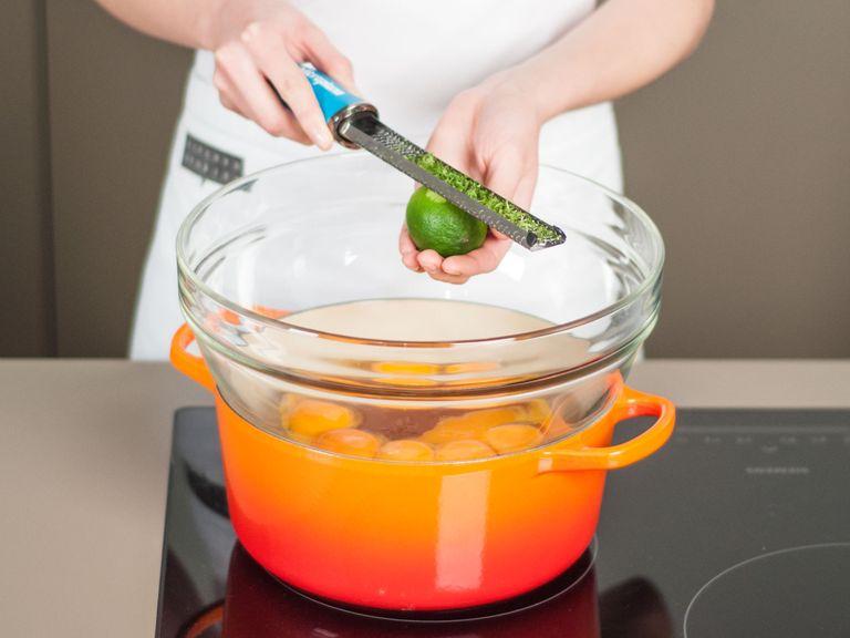 Eigelbe, Honig und Limettensaft in eine Schüssel geben. Schüssel auf einen Topf mit kochendem Wasser stellen. Limettenabrieb hinzufügen und ca. 3 – 4 Min. rühren bis die Soße eindickt. Ganz vorsichtig sein und die Mischung nicht überhitzen.