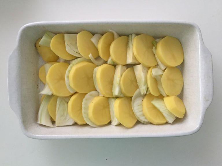 Slice peeled potatoes and fennel thinly and spread out inside the casserole dish. Season with salt and pepper.