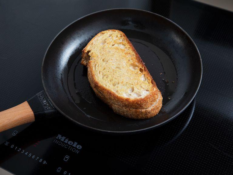Olivenöl in einer Pfanne über mittlerer bis hoher Hitze erwärmen. Die Sandwiches in der Pfanne ca. 3 Min. pro Seite anbraten, bis sie knusprig geröstet sind und heiß genießen. Guten Appetit!