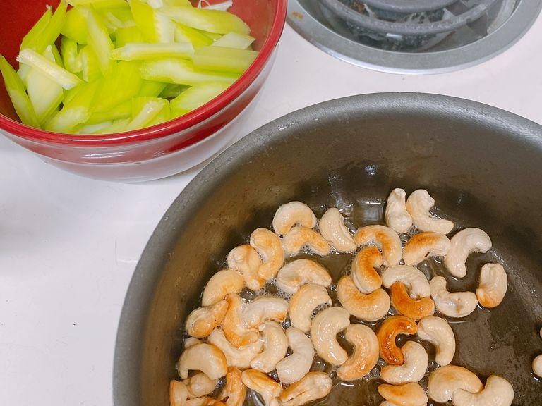 Cut the celery into small pieces and blanch it. While waiting, fry the cashews. Feel free to adjust the amount of oil you need.
