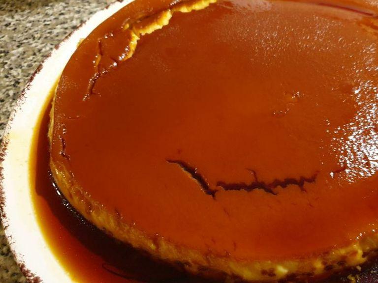 Using a large plate, place it on top of the round baking dish and turn it over, displaying the caramelised layer on the top.