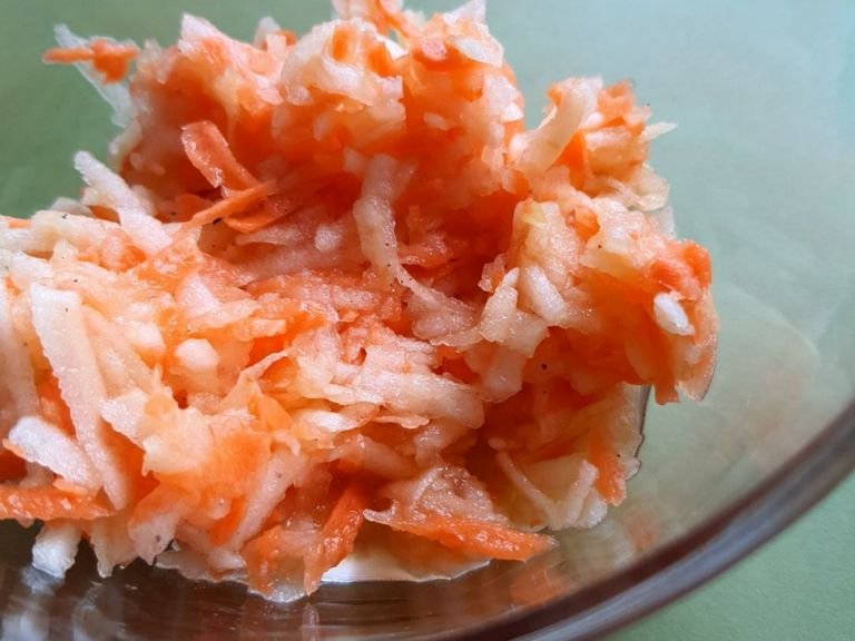 Karotten und Äpfel schälen und grob raspeln. Dressing mit Karotten und Äpfel schnell vermischen sonst wird der Apfel schnell braun.