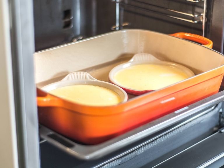 Nun im vorgeheizten Ofen bei 120°C ca. 60 Min. backen. Anschließend die Formen aus dem Wasserbad nehmen und ca. 30 Min. auskühlen lassen. Dann mind. 4 h oder über Nacht kalt stellen.