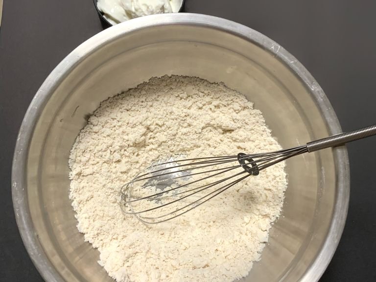 Mix the flour with the yogurt