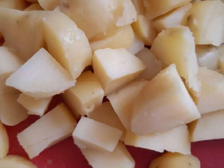 Die kalten Kartoffeln schälen und in grobe Würfeln schneiden. Die Kartoffelwürfel zu den anderen Zutaten in die Salatschüssel geben und alles nochmal mischen. Mit Salz und Pfeffer noch würzen falls nötig. Guten Appetit:)