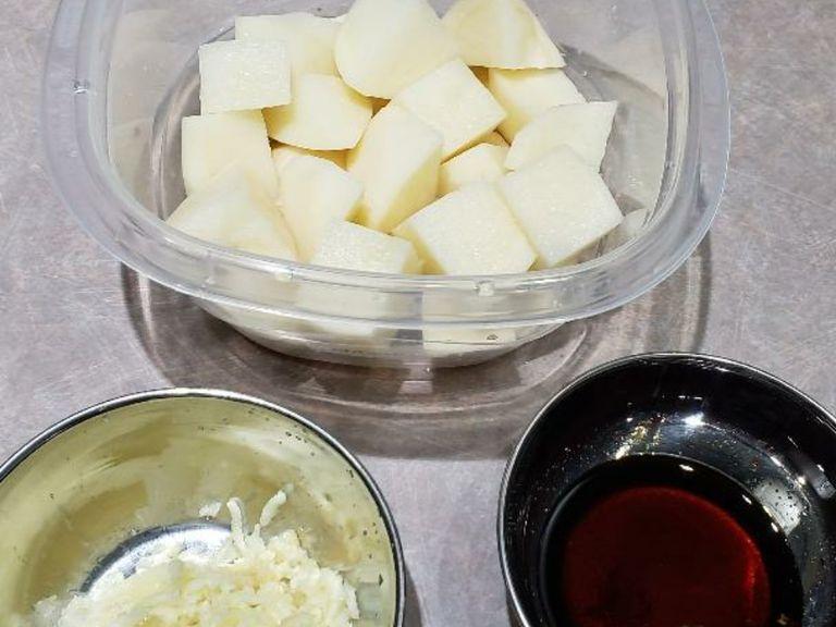 washed potato, peel skin off and cut into cube size. boiled in hot water for 10 minutes, drained it.