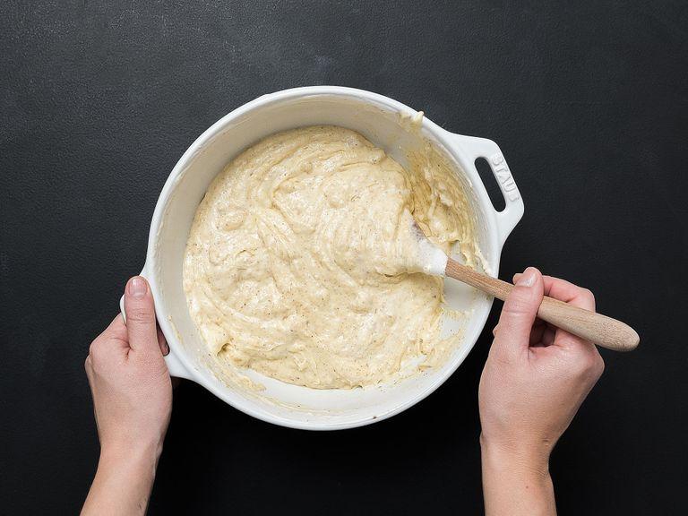 Butter, Zucker, Eigelb, Vanillemark und Salz in einer großen Schüssel luftig aufschlagen. Marzipan-Rum-Paste, Mehl, gemahlene Mandeln und Backpulver einrühren und Eiweiß vorsichtig unterheben.