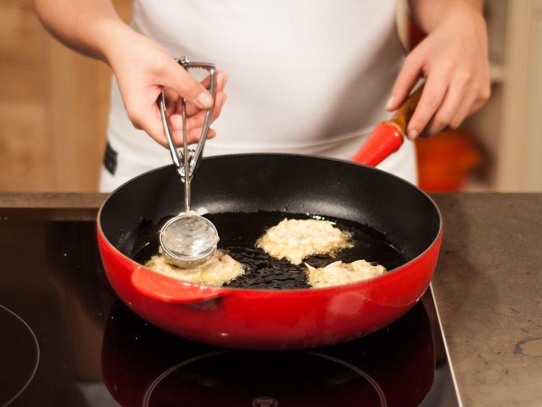 Portionsweise die Kartoffelmasse in die Pfanne geben. Leicht flach drücken. Für ca.  2 – 3 Min. von jeder Seite goldgelb braten. Anschließend auf einem mit Küchenpapier ausgelegten Teller abtropfen lassen. Mit geräuchertem Lachs und einem Klecks Sour Cream servieren.