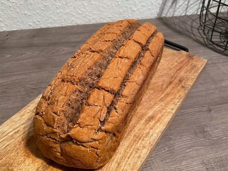 Brot aus der Form nehmen (es ist durch, wenn es sich beim beklopfen hohl anfühlt, ansonsten nochmal 10 Minuten backen und erneut klopfen) und auf einem Gitter komplett auskühlen lassen.