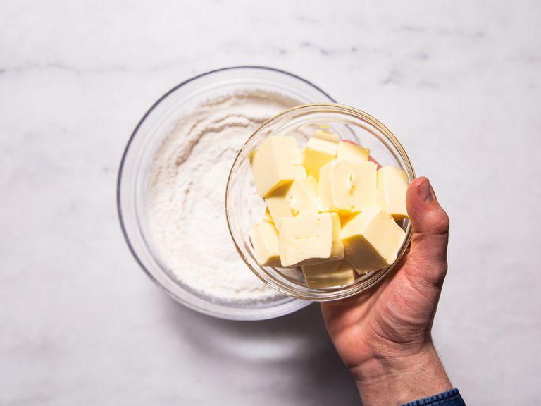 Preheat the oven to 180°C/355°F. Line a baking pan with parchment paper. Mix flour, cornstarch, sugar, baking powder, baking soda, and salt in a bowl. Using a hand mixer on medium speed, work some of the butter into the flour mixture. Then stir in half the vanilla extract, milk, and sour cream, and mix for about 1 min., or until a smooth batter forms. Add eggs one at a time and mix until combined.