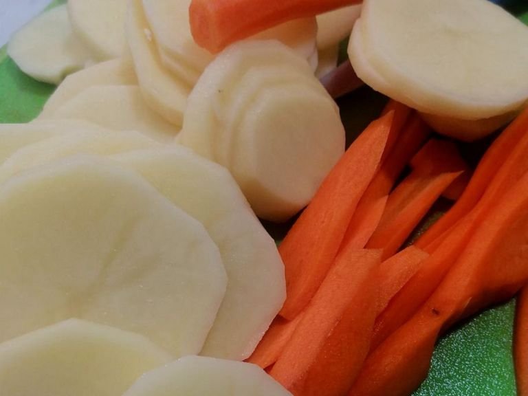 Cut the potatoes, carrots, tomato, bell pepper and onion into fine slices.