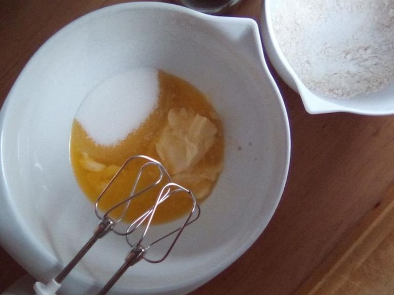 Zucker, Vanillezucker und Butter schaumig rühren. Eier hinzufügen und weiter rühren, bis sich der Zucker aufgelöst hat. Statt Vanillezucker verwende ich gerne selbstgemachten Vanillesirup.