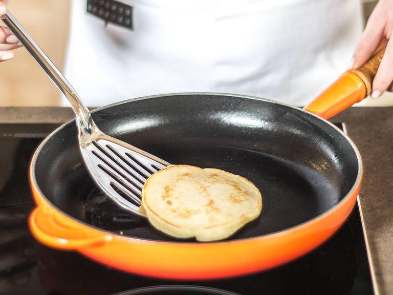 Die Pancakes in einer mit Butter leicht gefetteten Pfanne bei mittlerer Hitze goldbraun ausbacken (ca. 2 Min. pro Seite bei einem Durchmesser von ca. 7 cm). Mit hausgemachter Marmelade oder Puderzucker servieren.