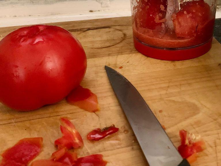 Ich mixe gern die ganze Tomate, damit ich nicht so viel Flüssigkeit aus ihrem Inneren verliere, aber es ist auch okay, wenn du sie vorher klein schneidest.