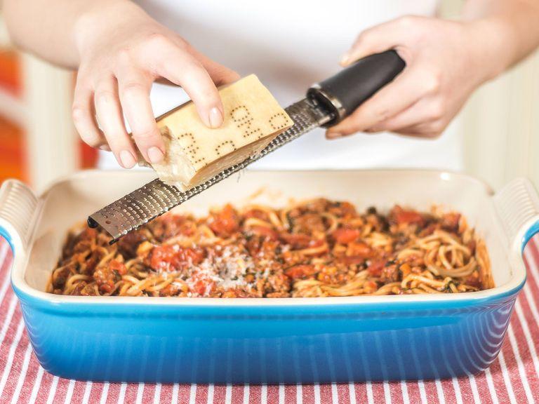 Spaghetti in eine Auflaufform geben. Die Soße darauf verteilen, leicht vermischen und mit Parmesan bestreuen. Im vorgeheizten Backofen bei 160°C für ca. 7 Min. fertig backen. Warm in der Auflaufform servieren.