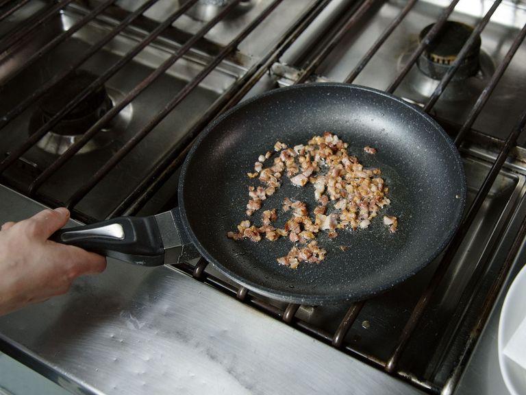 Bacon in Würfel schneiden und in einer Pfanne fettfrei anbraten. Auf einem mit Küchenpapier belegten Teller auskühlen lassen.
