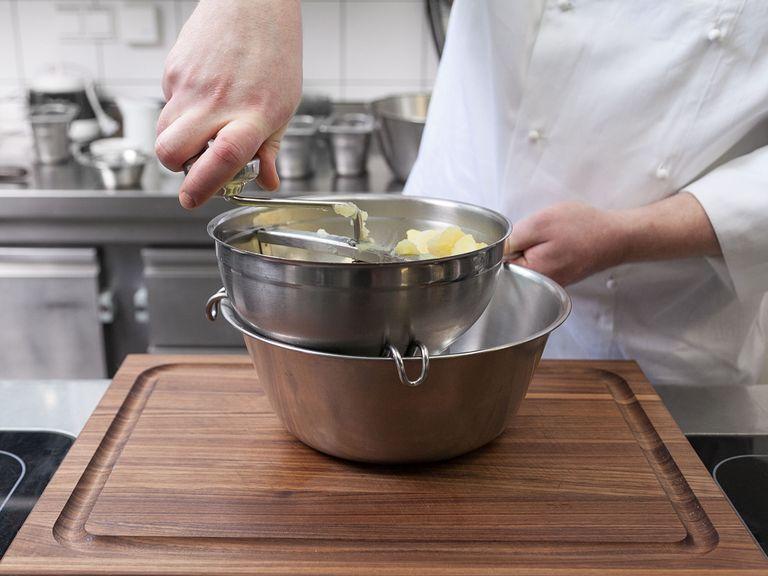 Kartoffeln schälen und vierteln. In reichlich Salzwasser bei mittlerer bis hoher Hitze für ca. 20 – 25 Min. weich kochen. Kartoffeln abgießen und durch eine Kartoffelpresse geben. Beiseitestellen.