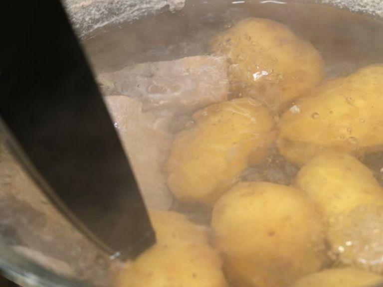 To check that the potatoes are boiled, using a fork or a knife, press lightly on the potatoes and check that they are soft.