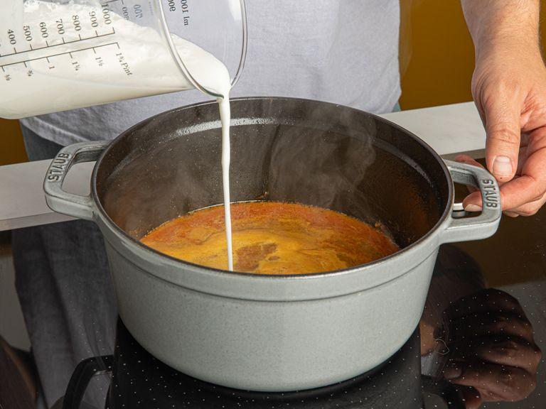 Die Hälfte des Öls in einem tiefen Topf oder einer tiefen Gusseisenpfanne erhitzen. Das Hähnchen scharf anbraten, ca. 2 Min. pro Seite. Hähnchen aus dem Topf nehmen und zur Seite stellen. Restliches Öl und Laksa-Pasta in den Topf geben und ca. 4 Min. braten, bis die Paste trocken und aromatisch wird. Dann Currypulver dazugeben und weitere 2 Min. braten. Hühnerbrühe, Kokosmilch, Fischsauce und Zucker hinzufügen und alles zum Kochen bringen. Schließlich die Hitze reduzieren und die Suppe für ca. 7 Min. leicht köcheln lassen.