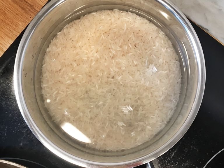 Reis nach Packungsanleitung zubereiten.