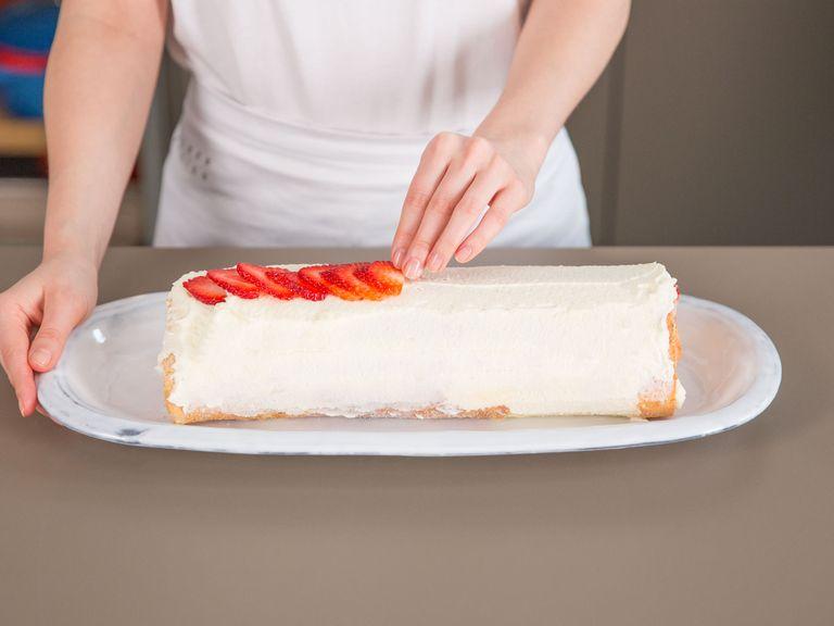 Place cake on serving plate. Ice cake with remainder of cream filling. Decorate with sliced strawberries. Refrigerate for approx. 30 – 40 min. Enjoy!