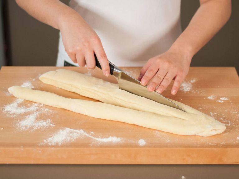 Teig auf ein leicht bemehltes Küchenbrett legen. Nochmals kneten und dann zu einer Rolle formen. Vorsichtig mit den Händen platt drücken. Teig mit einem scharfen Messer in 3 Streifen schneiden. Dabei den oberen Teil nicht einschneiden.