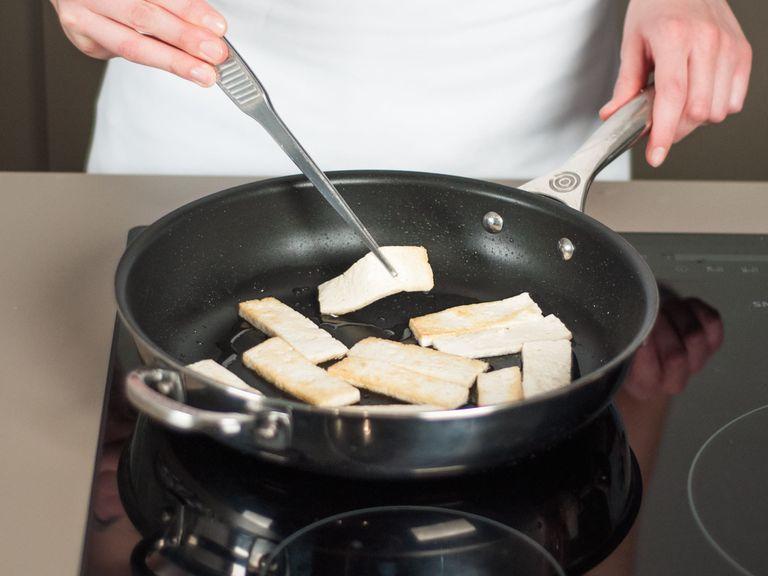 Using a grease-free pan, toast nuts over medium-low heat for approx. 3 – 5  min. until fragrant. In a frying pan, sauté tofu in some vegetable oil over medium-high heat for approx. 2 – 3 min. per side or until golden brown. Season with salt and pepper.