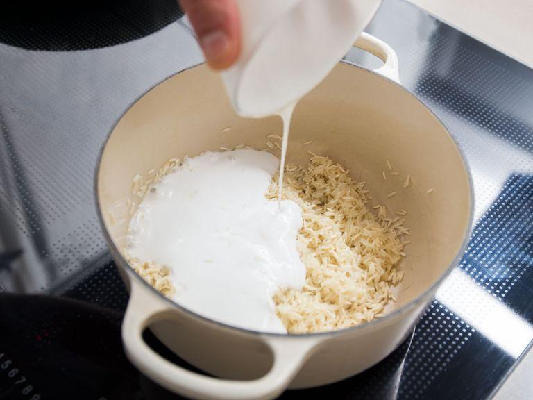 Basmatireis unter klarem Wasser abspülen. Olivenöl in einem großen Topf auf mittlerer Stufe erhitzen und Reis hinzugeben. Für ca. 2 - 3 Min. glasig dünsten. Mit Kokosmilch und Wasser ablöschen. Mit Salz und Pfeffer abschmecken und zum Kochen bringen. Hitze reduzieren, aber den Topf auf dem Herd stehen lassen. Zugedeckt ca. 10 Min. dünsten. Sobald der Reis gar ist, einmal umrühren, ein Küchentuch zwischen Topf und Deckel legen und ca. 5 Min. ziehen lassen.