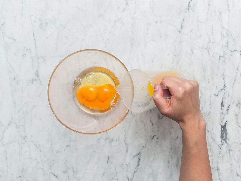 Eier, einen Teil des Orangensafts und Joghurt miteinander verrühren.