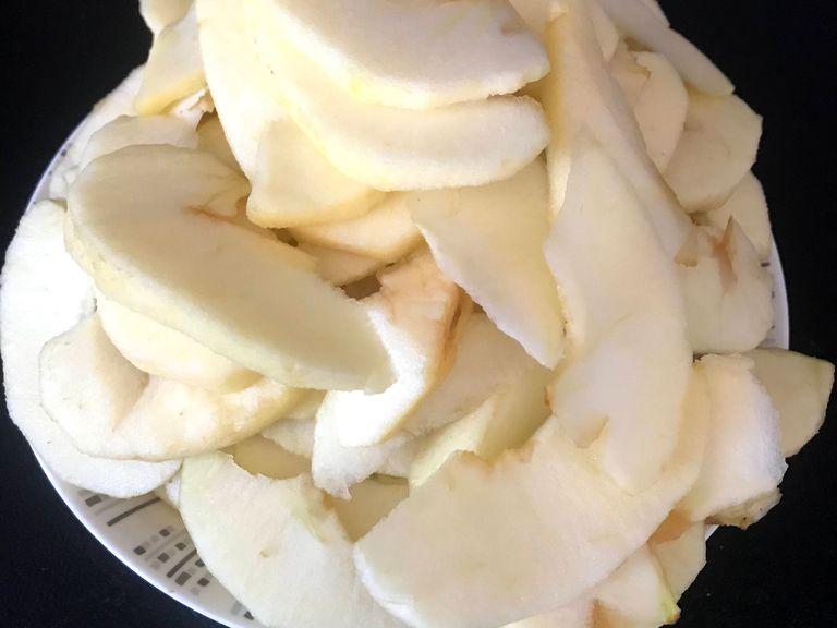 Peel, remove cores and thinly slice the apples,then place them in a bowl.