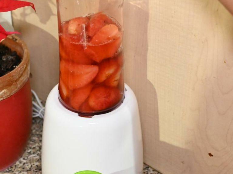 Pour the strawberry coulis into a smoothie maker and blend.