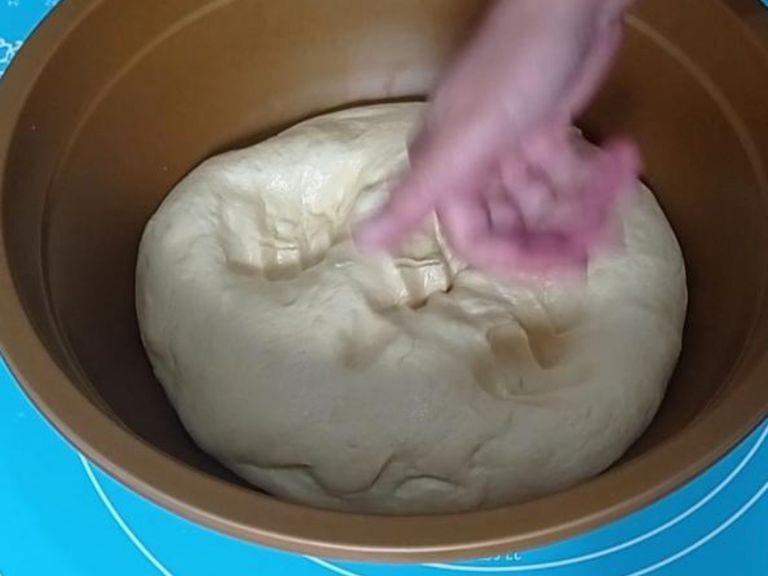 After 1 hour, open the kitchen towel and punch the dough to remove the air bubbles. Make the dough into a ball and divide the dough into 9 pieces.