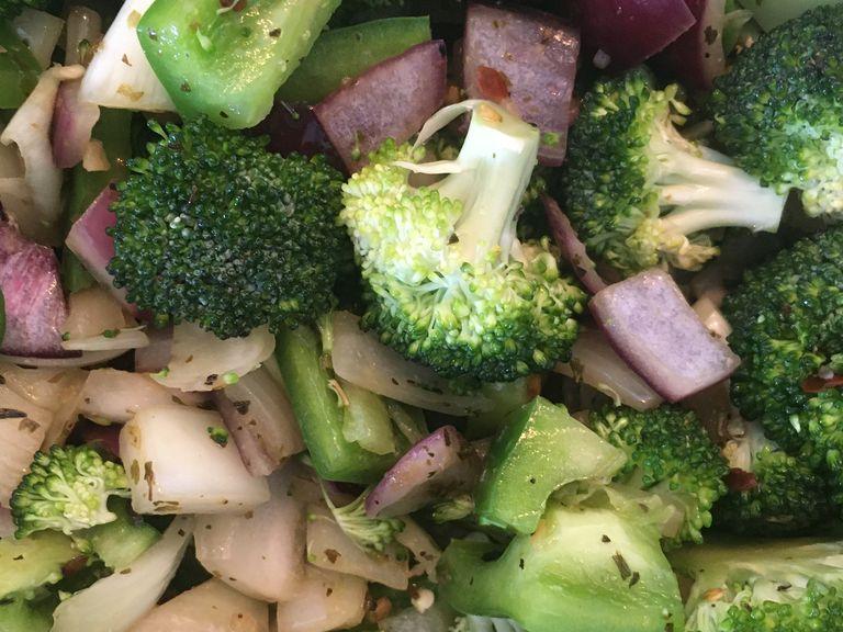 To a fresh pan, add a around 2 full spoons of olive oil. Once heated, add crushed/ finely chopped garlic and chilli flakes. Then add the diced onion and cook for few mins. To this add the bell pepper and broccoli. Use salt to speed up the cooking of the vegetables. Sprinkle oregano.