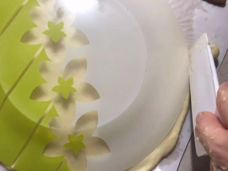 Put a plate with a diameter of 25 cm and cut the extra.