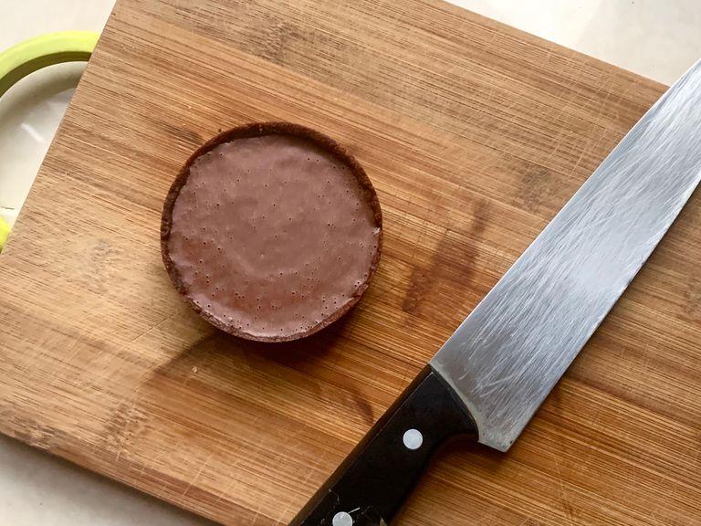 Assembly: Spoon 1-1.5 Tbsp of praline onto the base of the chocolate tart. Pour cremeux over the praline and chill until set.