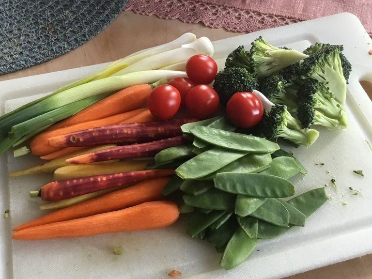 Das gesamte Gemüse schälen, putzen und den Brokoli in Röschen teilen und beiseite stellen.