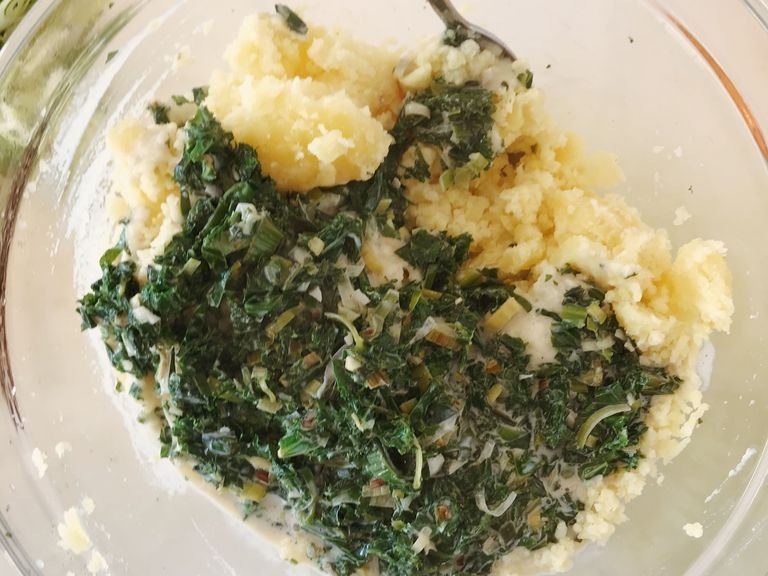 Drain the cooked potatoes and press them through a potato ricer into a bowl. Add the kale mixture and mix everything well. Season again with salt, pepper and nutmeg. If necessary, add more vegetable milk and cream, or even more margarine.