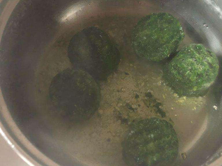 Add spinach, salt and pepper and stir until thawed (~2 minutes)