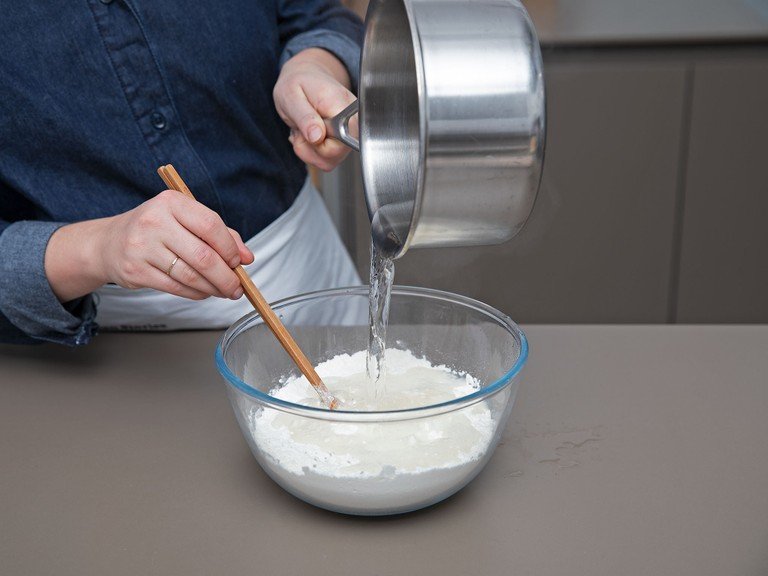 For the pancakes, bring water to a boil. Mix flour with salt, add the boiling water, and mix well, using chopsticks. Once cool enough to handle, knead for approx. 8 min., or until a smooth dough has formed. Cover with kitchen towel and let rest for approx. 1 hr.