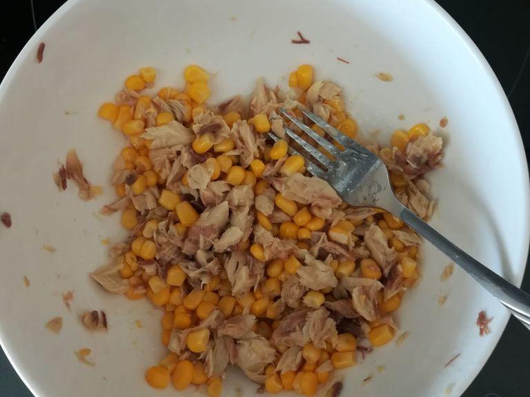 Mix sweet corn and sardine in a bowl