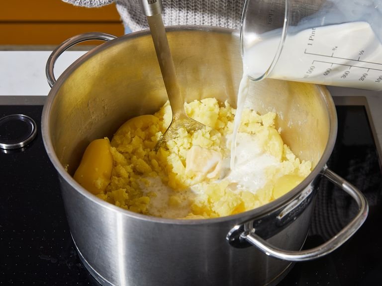 Kartoffeln in einen Topf geben, mit Wasser bedecken und großzügig salzen. Zum Kochen bringen, dann die Hitze reduzieren und ca. 12 Min köcheln lassen, bis sie weich und gar sind. Vom Herd nehmen und abgießen. Die Butter in den Topf mit den abgegossenen Kartoffeln geben, dann Milch, Salz und Pfeffer hinzufügen. Mit frisch geriebener Muskatnuss leicht würzen. Anschließend alles gut zerstampfen. Eingeweichte Shiitake aus dem Wasser nehmen und in Streifen schneiden. Speisestärke zur Pilzflüssigkeit geben und gut verrühren.