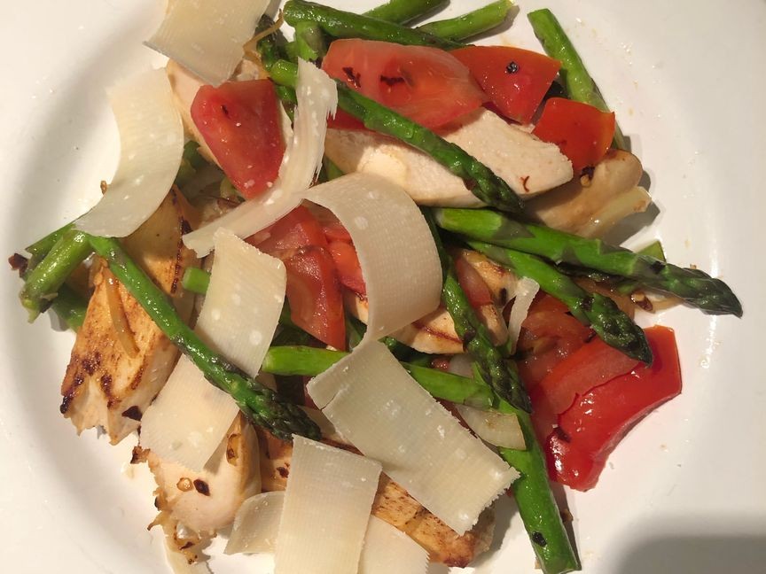 Asparagus salad with grilled chicken