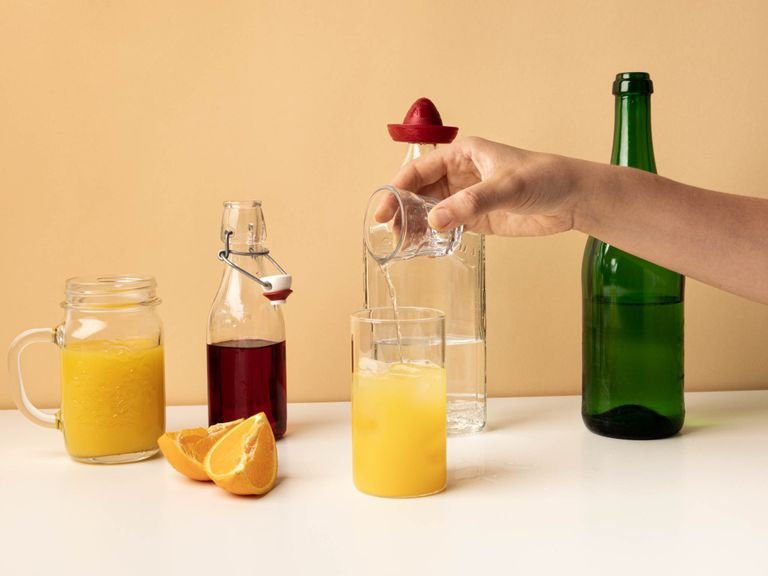 Eiswürfel in ein hohes Glas geben. Mit Tequila, Orangensaft, Sekt und Grenadine auffüllen.