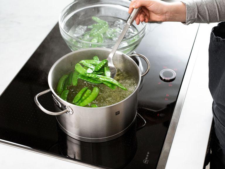 Bring a saucepan of salted water to a boil. Blanch snow peas for approx. 30 sec. Drain, let cool, and slice diagonally. Cook glass noodles according to package instructions.