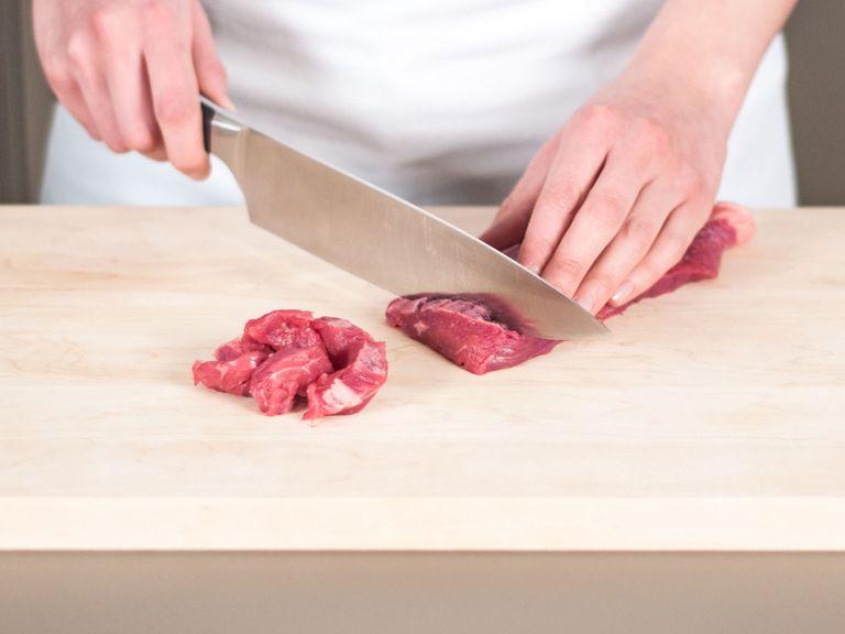 Cut beef into thin strips, approx. 2 cm thick.