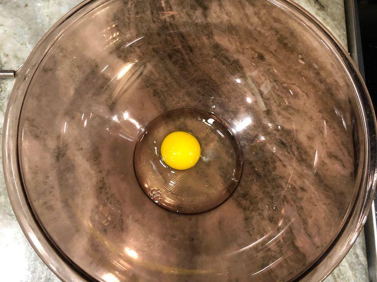 Crack 1 egg into a deep bowl