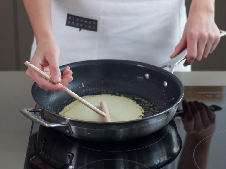 Etwas Butter in einer großen Pfanne zerlassen und Crêpes bei mittlerer Hitze ca. 1 Min. pro Seite goldbraun backen. Auf einen Teller geben und abkühlen lassen.